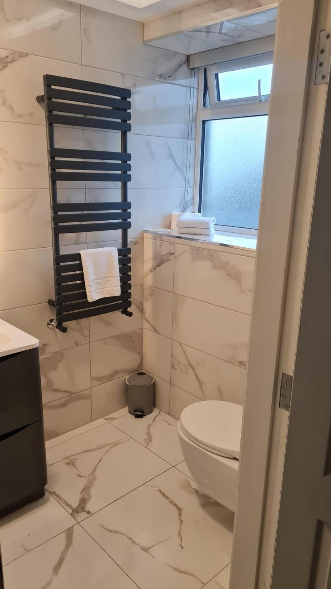 The Dolphin Hotel Crossmolina エクステリア 写真
